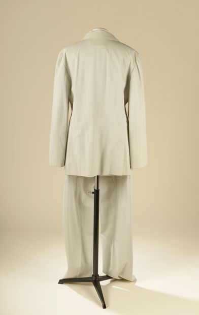 null CHANEL.
Suit composed of a jacket, a skirt and pants in fine wool and cream...