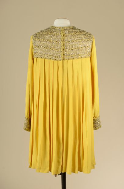 null JEAN PATOU Boutique.
Dress in yellow silk partially pleated, short, long sleeves,...