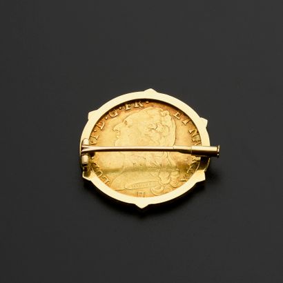 null Brooch in 18k yellow gold set with a Double Louis d'or in the profile of Louis...