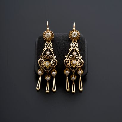 Pair of 18k yellow gold earrings decorated...