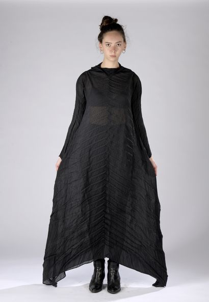 null ISSEY MIYAKE.
Robe du soir en polyester noir plissé à motifs de chevrons, les...