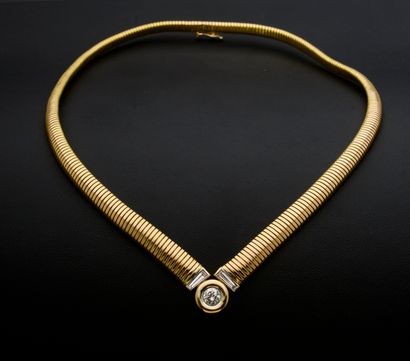 null Collier en or jaune 18k à maille tubogaz présentant un motif central serti d'un...