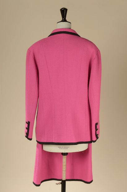 null CHANEL.
Tailleur composé d'une veste et d'une jupe en tweed rose fuchsia soulignées...