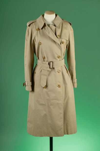 null BURBERRY. 
Trench-coat en gabardine de coton beige, le col boutonné, bas-volet...