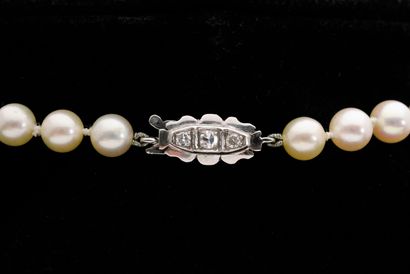 null Collier composé d'un rang de perles de culture, orné d'un motif central serti...