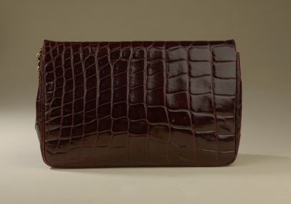 null CHANEL. 
Classic bag in plum crocodile with flap, the jewelry in gold metal...
