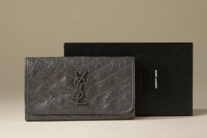 null YVES SAINT LAURENT.
Grand portefeuille "Niki" en cuir tanné gris surpiqué de...