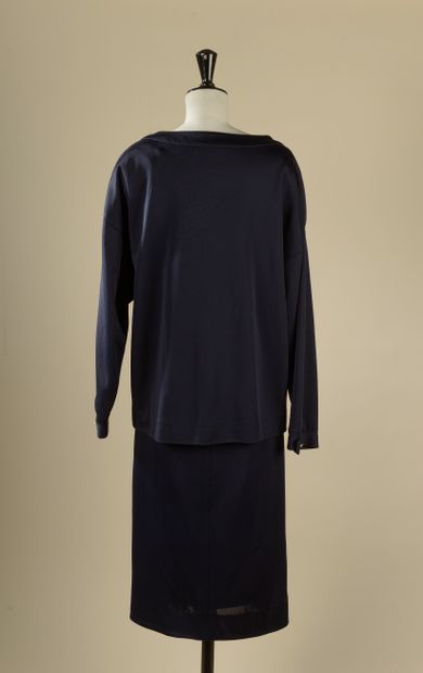 null CHANEL.
Suit composed of a jacket and a skirt in navy blue mixed silk, golden...