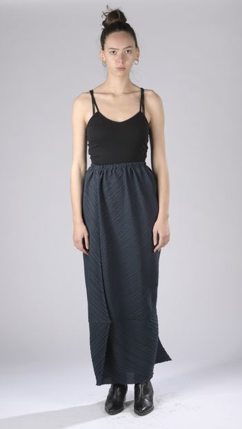 ISSEY MIYAKE.
Asymmetrical long skirt in...