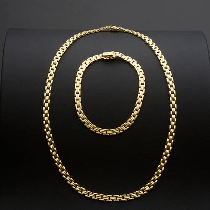 Set in 18k yellow gold consisting of a necklace...