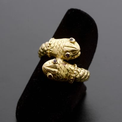 null ZOLOTAS.
Bague en or jaune 18k formée de deux serpents affrontées, les yeux...