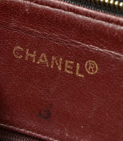 null CHANEL. 
Sac en agneau noir lisse partiellement matelassé, deux anses chaine...