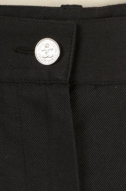 null CHANEL. 
Pantalon en coton noir, quatre pinces, deux poches latérales et deux...