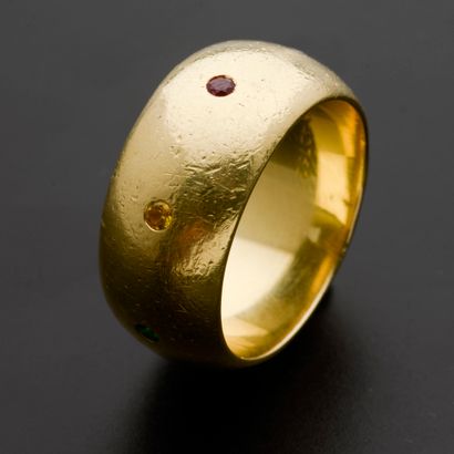 null MELLERIO.
Bague anneau en or jaune 18k sertie clos de sept pierres précieuses,...