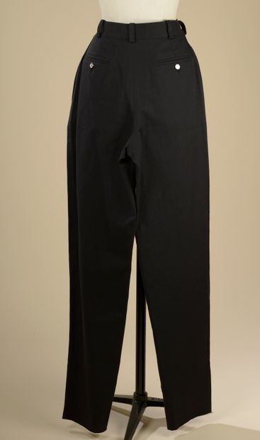 null CHANEL. 
Black cotton pants, four darts, two side pockets and two back patch...