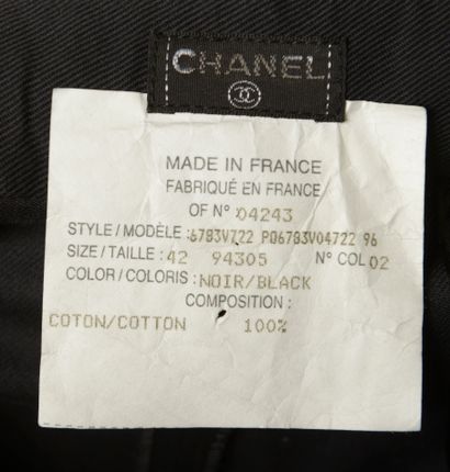 null CHANEL. 
Pantalon en coton noir, quatre pinces, deux poches latérales et deux...