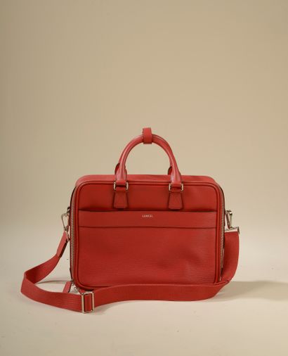 null LANCEL.
Ensemble de bagagerie "Correspondance" en cuir rouge grainé, comprenant...