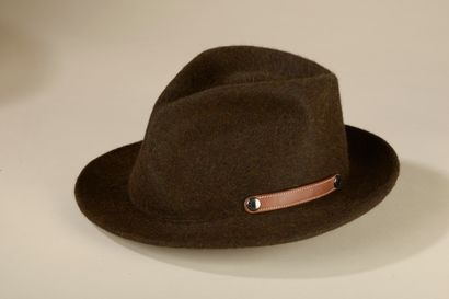 null HERMÈS.
Brown felt hat, underlined by a calf leather braid in oakum color. 
T....