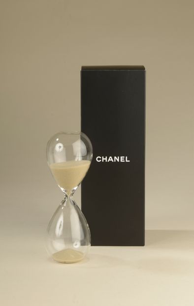 null CHANEL.
Hourglass in glass and cream sand. 
Height. 14,5 cm
Accompanied by its...