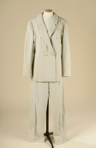 CHANEL.
Suit composed of a jacket, a skirt...