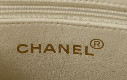 null CHANEL. 
Beige quilted canvas bag, two handles to carry shoulder, gold metal...
