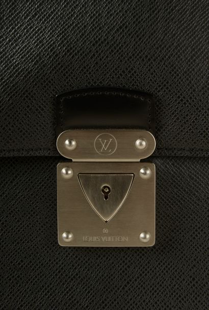 null LOUIS VUITTON. 
Cartable "Robusto" en cuir grainé noir, l'anse en cuir box noir,...