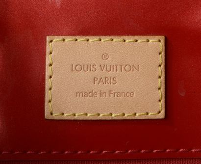 null LOUIS VUITTON. 
Sac à main "Reade" en cuir verni rouge Monogram, deux anses...