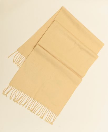 null HERMÈS.
Pale yellow cashmere scarf fringed and embroidered "Hermès" in a corner....