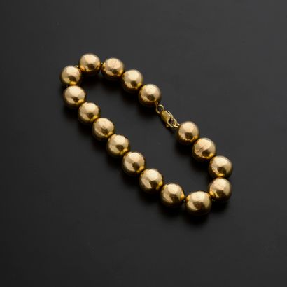null Bracelet en or jaune 18k composé d'un rang de perles d'or sur une chaîne à maille...