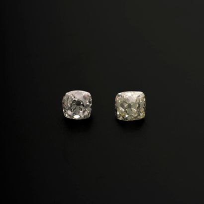 null Two old cushion-cut diamonds on paper of about 1 ct each.
Size : 5,4 x 5,6 x...