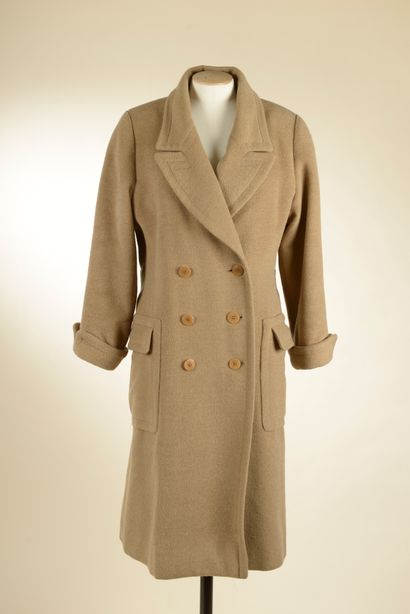 null HERMÈS. 
Beige camel hair coat, long and straight, notched collar, sleeves rolled...