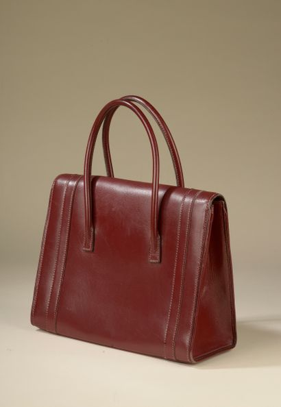 null HERMÈS.
Saddle bag "Drag" in burgundy box calfskin, two handles to carry hand,...