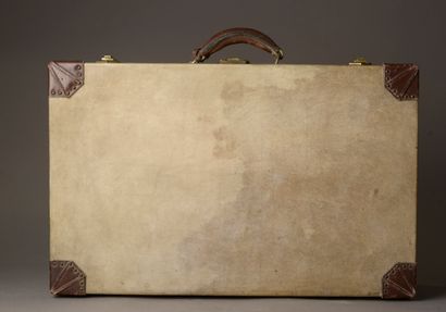 null HERMÈS.
Valise rigide rectangulaire gainée de parchemin monogrammé G.L., une...