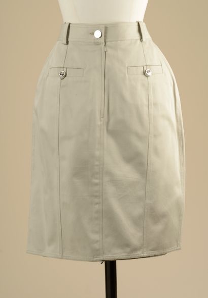 null CHANEL.
Jupe en coton beige, droite, taille haute, deux poches
latérales et...