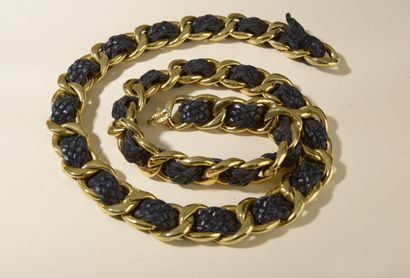 CHANEL. 
Chain belt with golden metal links...