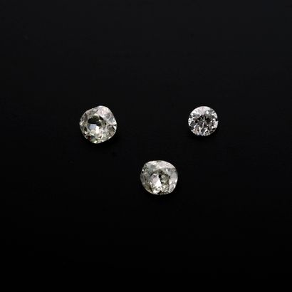 null Trois diamants sur papier composé de :
- deux taille coussin ancienne d'environ...