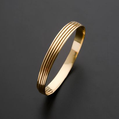 null Bracelet jonc en or jaune 18k ajouré de lignes.
Diam. : 20 cm - Larg. :1 cm...