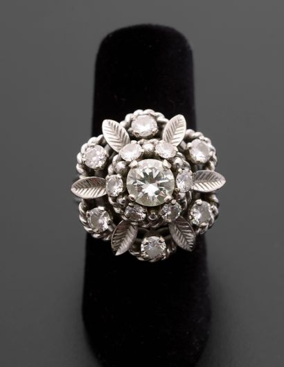 null Bague dôme en or gris 14k présentant treize diamants de taille brillant moderne,...