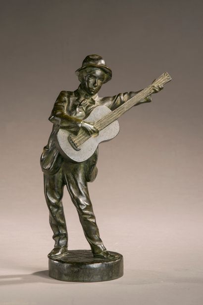 L.LENSA (XXe).
Jeune homme à la guitarre.
Bronze...