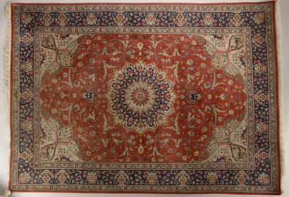 null Petit tapis 
en soie à médaillon rouge central.
Ghoum, Iran, XXe siècle.
Larg....
