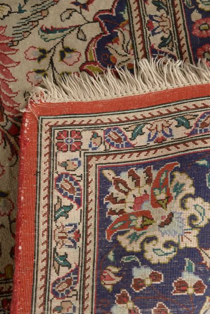 null Petit tapis 
en soie à médaillon rouge central.
Ghoum, Iran, XXe siècle.
Larg....