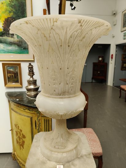 Vase éclairant au col évasé en albâtre sculpté...