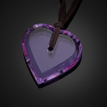 null BACCARAT.
Pendentif coeur en cristal violet taillé avec un cordon marron. Signé....