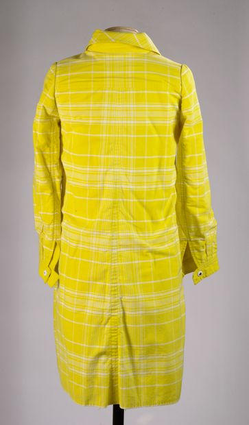 null HYPERBOLE COURRÈGES - T. (estimée) : 34
Trench-coat en lin jaune et blanc à...