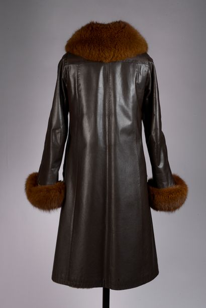 null REVILLON - T. (estimée) : 38.
Manteau en cuir marron, col et poignées en fourrure...
