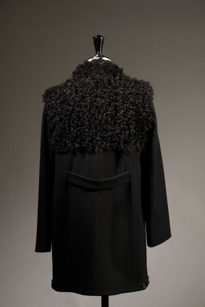 null MARIA LUISA - T. (estimée) : 38.
Manteau en laine noire, rehaussé de fausse...