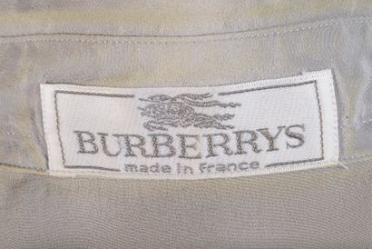 null BURBERRY'S - T. : 36. 
Chemise en soie gris perle, le col chemise, les manches...