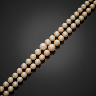 null Necklace composed of two rows of cultured pearls in fall (one to renfiler),...