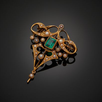 null Broche en or jaune 18k, pierre verte et demi-perles fines (restaurations et...