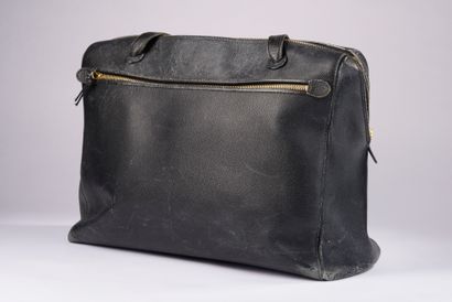 null CHANEL. 
Grand sac en cuir Epsom noir, deux anses pour porter épaule, bijouterie...